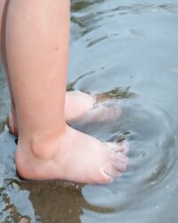 Обливание ног: метод закаливания детей